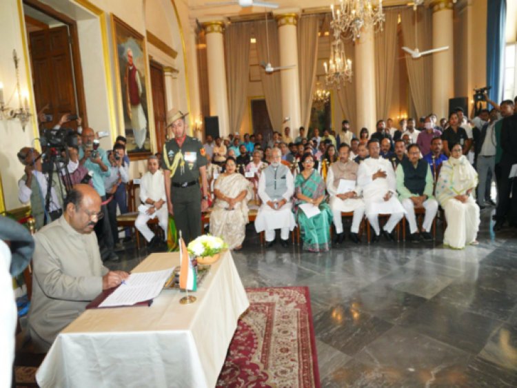 सी. वी. आनंद बोस ने पश्चिम बंगाल के राज्यपाल के रूप में शपथ ग्रहण की