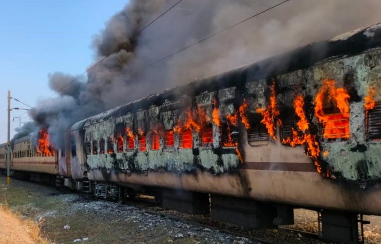 बैतूल में पैसेंजर ट्रेन में लगी भीषण आग, 3 डिब्बे जल कर खाक