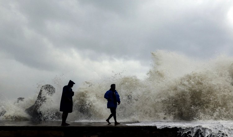 तमिलनाडु तट पार करने के बाद कमजोर हुआ चक्रवात ‘मैंडूस’