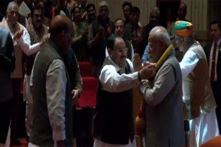 भाजपा संसदीय दल की बैठक में गुजरात जीत के लिए नरेन्द्र मोदी का भव्य स्वागत