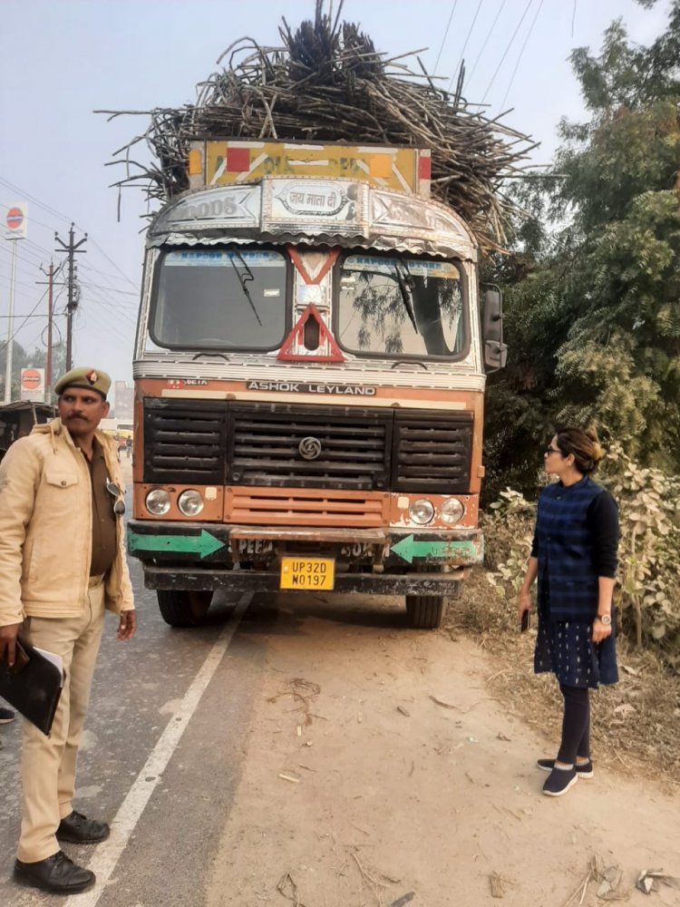 ओवरलोड गन्ने से भरे 2 ट्रकों का एसडीएम सदर स्वाती शुक्ला ने काटा चालान