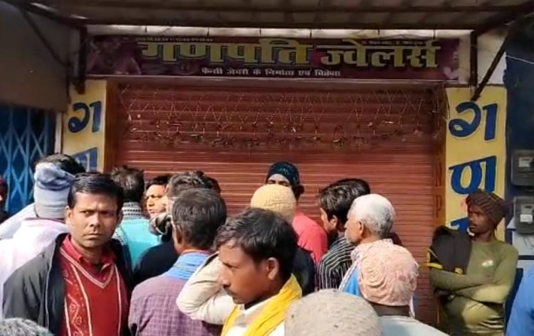 नवादा के आभूषण दुकान में सेंधमारी, लाखों के जेवरात ले गए चोर, चोर की तस्वीर सीसीटीवी में कैद