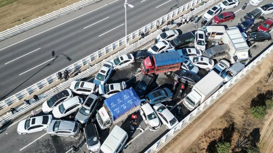 चीन में सड़क दुर्घटना में 17 लोगों की मौत