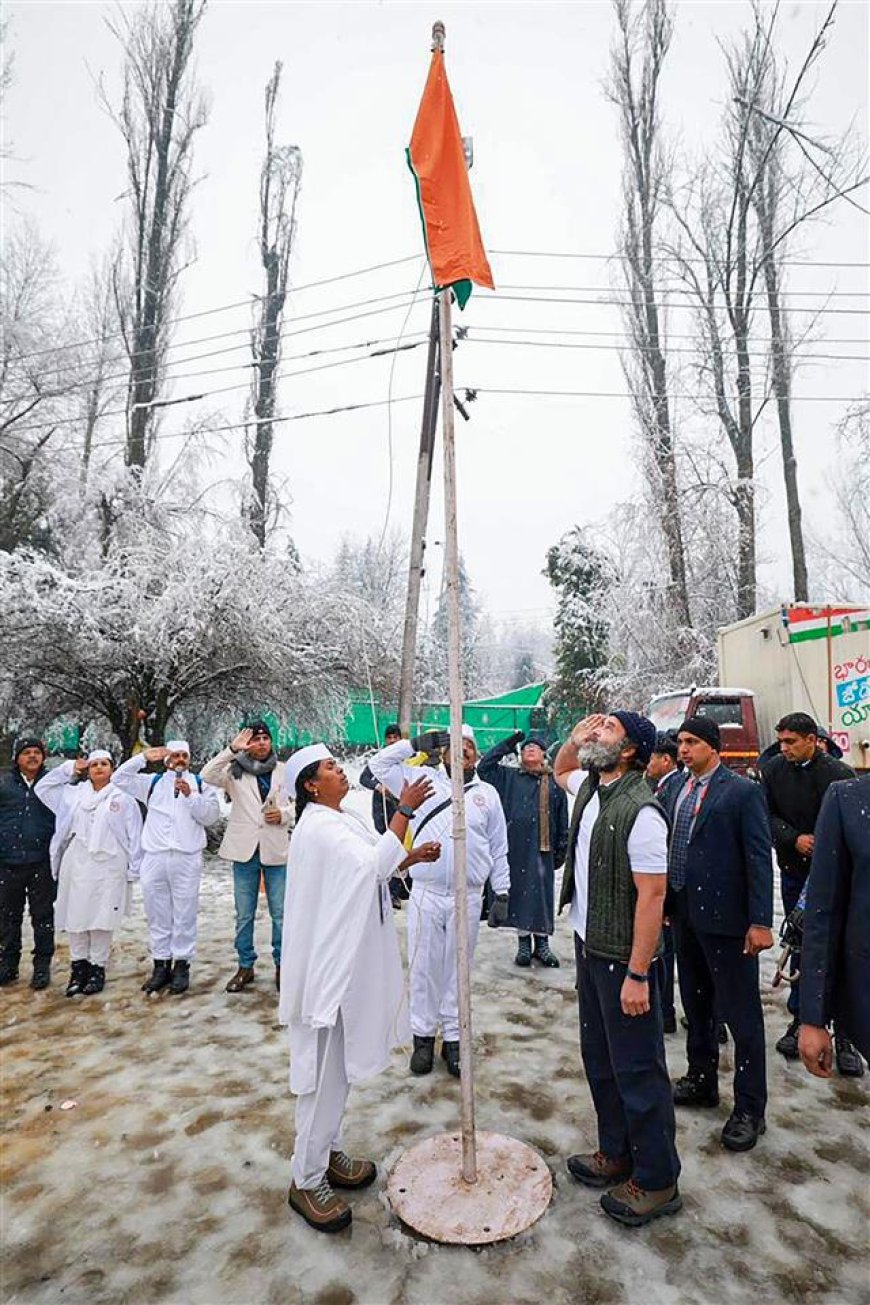 राहुल गांधी ने ‘भारत जोड़ो यात्रा’ के शिविर स्थल पर,  मल्लिकार्जुन खरगे ने पीसीसी कार्यालय में तिरंगा फहराया