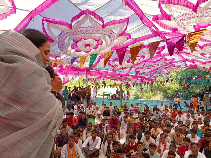 त्रिदेव यात्रा के दौरान कथा में शामिल हुईं पूर्व विधायक ममता मीना, व्यास गाधी पर बैठे महाराजश्री से आशीर्वाद लेकर गाए भजन