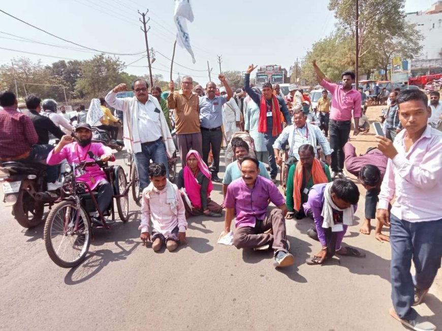 सह अनुभूति के लिए विकलांग न्याय यात्रा में सिविल सोसायटी ने जमीन पर रेंगते/घिसटते हुए किया समर्थन