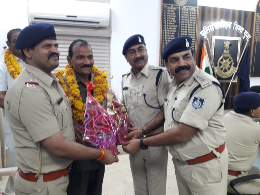 निरीक्षक एवं उपनिरीक्षक की सेवानिवृत्ति पर पुलिस अधीक्षक ने दी ससम्मान विदाई