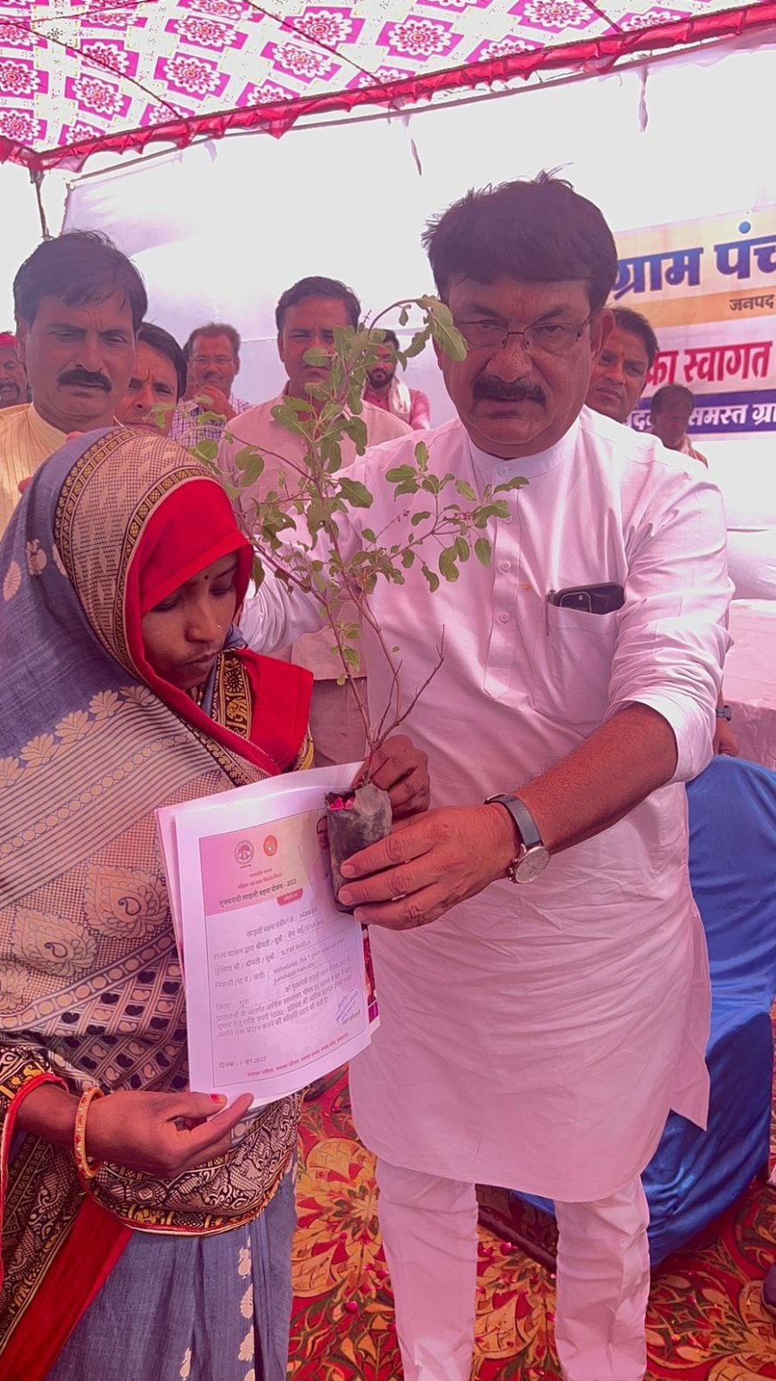 विश्‍व पर्यावरण दिवस के उपलक्ष्‍य में लाड़ली बहनों को मंत्री द्वारा भेंट किये तुलसी के पौधे