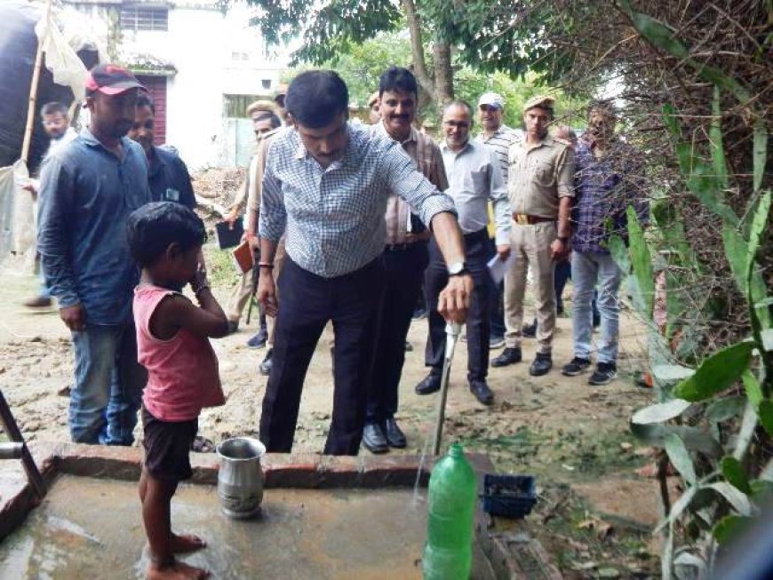 शाहाबाद के रेभा मुरादपुर गांव में संचालित ग्रामीण पाइप पेयजल परियोजना का डीएम ने किया निरीक्षण 