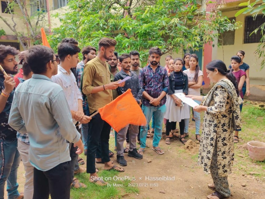 अखिल भारतीय विद्यार्थी परिषद ने प्राचार्य को सौंपा ज्ञापन, सीट बढ़ाने की मांग की