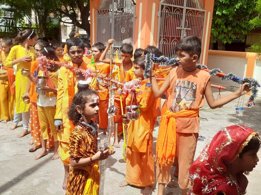 सरस्वती शिशु मंदिर के छात्र छात्राओं ने कावड़ यात्रा निकलकर किया जलाभिषेक