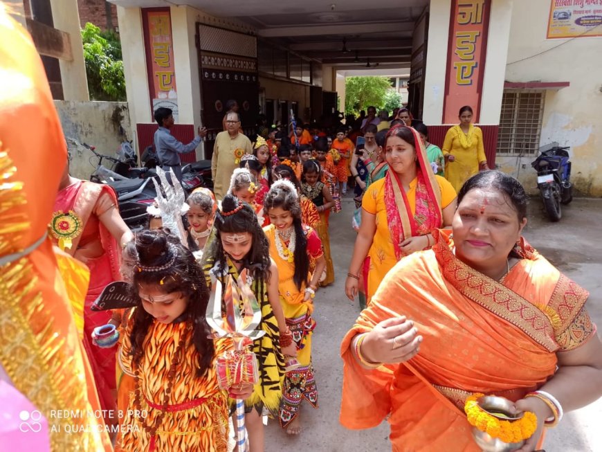 सरस्वती शिशु मंदिर के छात्र छात्राओं ने कावड़ यात्रा निकलकर किया जलाभिषेक