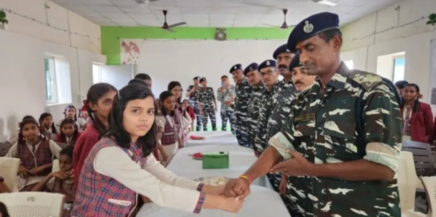 भारत-चीन सीमा पर तैनात जवानों को छात्राओं ने बांधी राखी