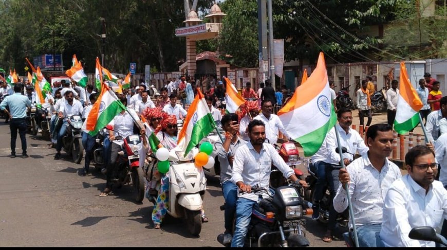 हड़ताली पटवारियों ने मांगों को लेकर निकाली तिरंगा यात्रा