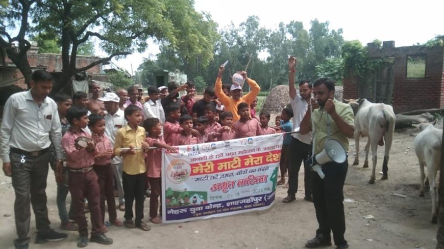 नेहरू युवा केन्द्र शाहजहाँपुर द्वारा कलश यात्रा निकाल घरों से ली गई मिट्टी 