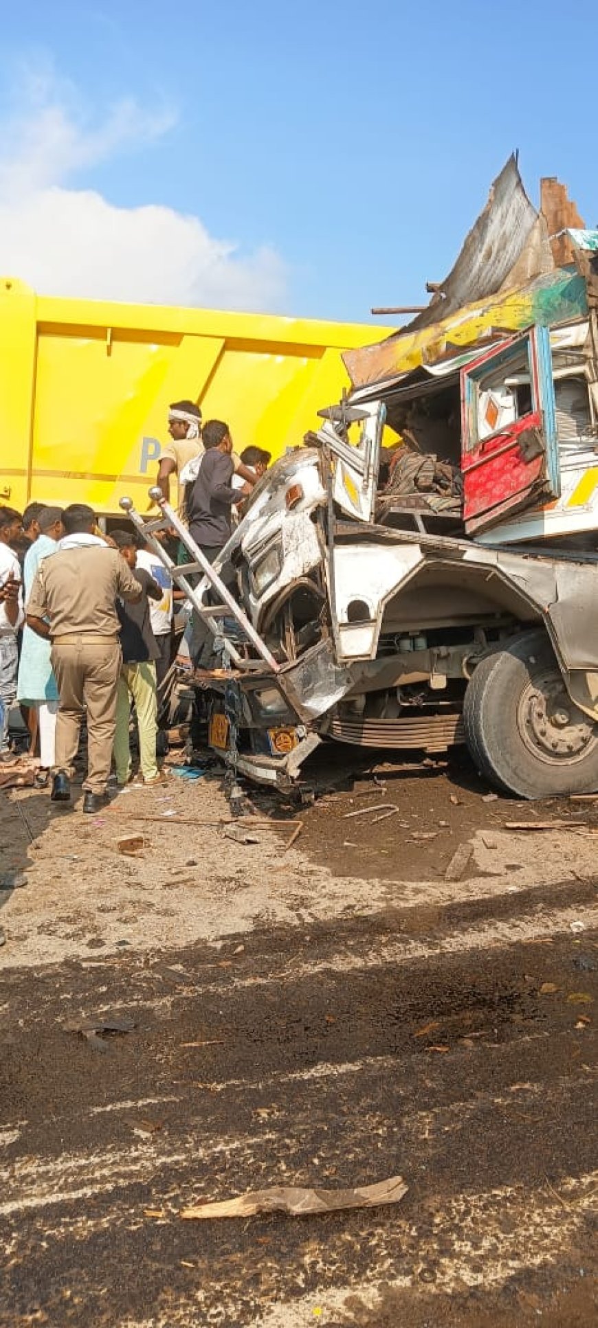 ट्रक व डंपर की आमने सामने टक्कर ,दोनों चालकों की दर्दनाक मौत