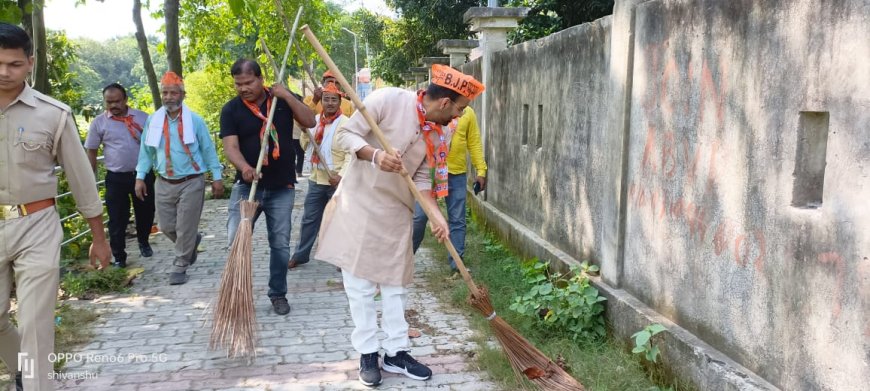 मंत्री पुत्र आदि तिवारी ने सफाई कर श्रमदान किया