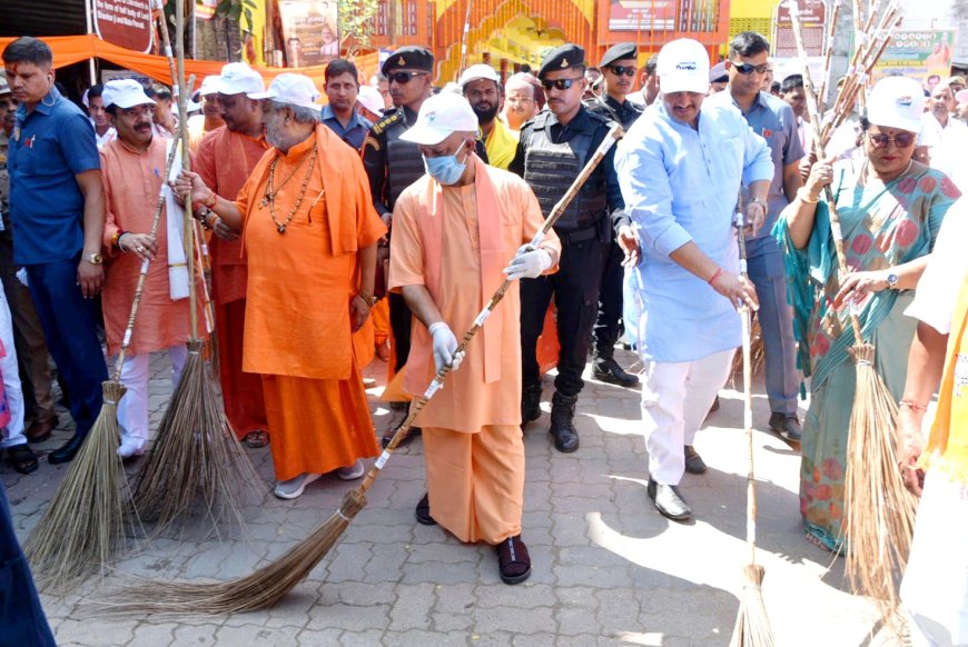 सीएम योगी आदित्यनाथ ने मंदिर परिसर पर लगाई झाड़ू