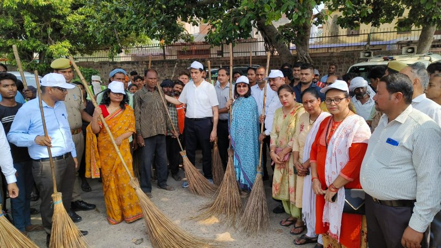 स्वच्छता ही सेवा पखवाड़े के अंतर्गत नगर पालिका अध्यक्ष सहित जिलाधिकारी व नोडल अधिकारी ने  किया  पालिका की टीम के साथ साफ सफाई अभियान का शुभारंभ