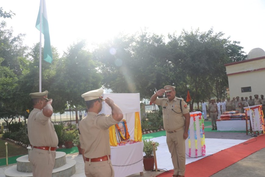 राष्ट्रपिता महात्मा गांधी जी व भारत रत्न लाल बहादुर शास्त्री जी की जयंती के अवसर पर पुलिस अधीक्षक  द्वारा पुलिस लाइन में दोनों महापुरूषों की प्रतिमाओं पर माल्यार्पण