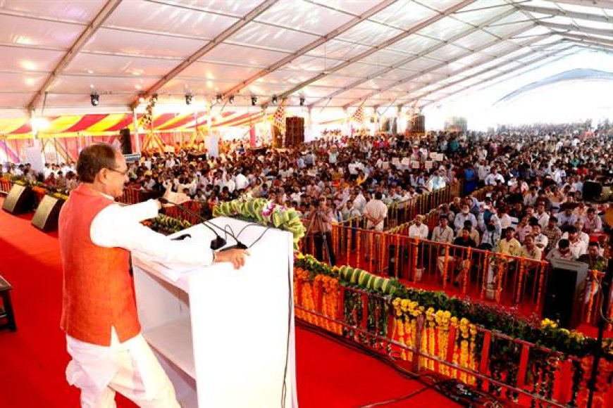 मुख्यमंत्री श्री चौहान ने आधुनिक और देश में अनूठे भोपाल स्टेट मीडिया सेंटर के निर्माण के लिए किया भूमिपूजन