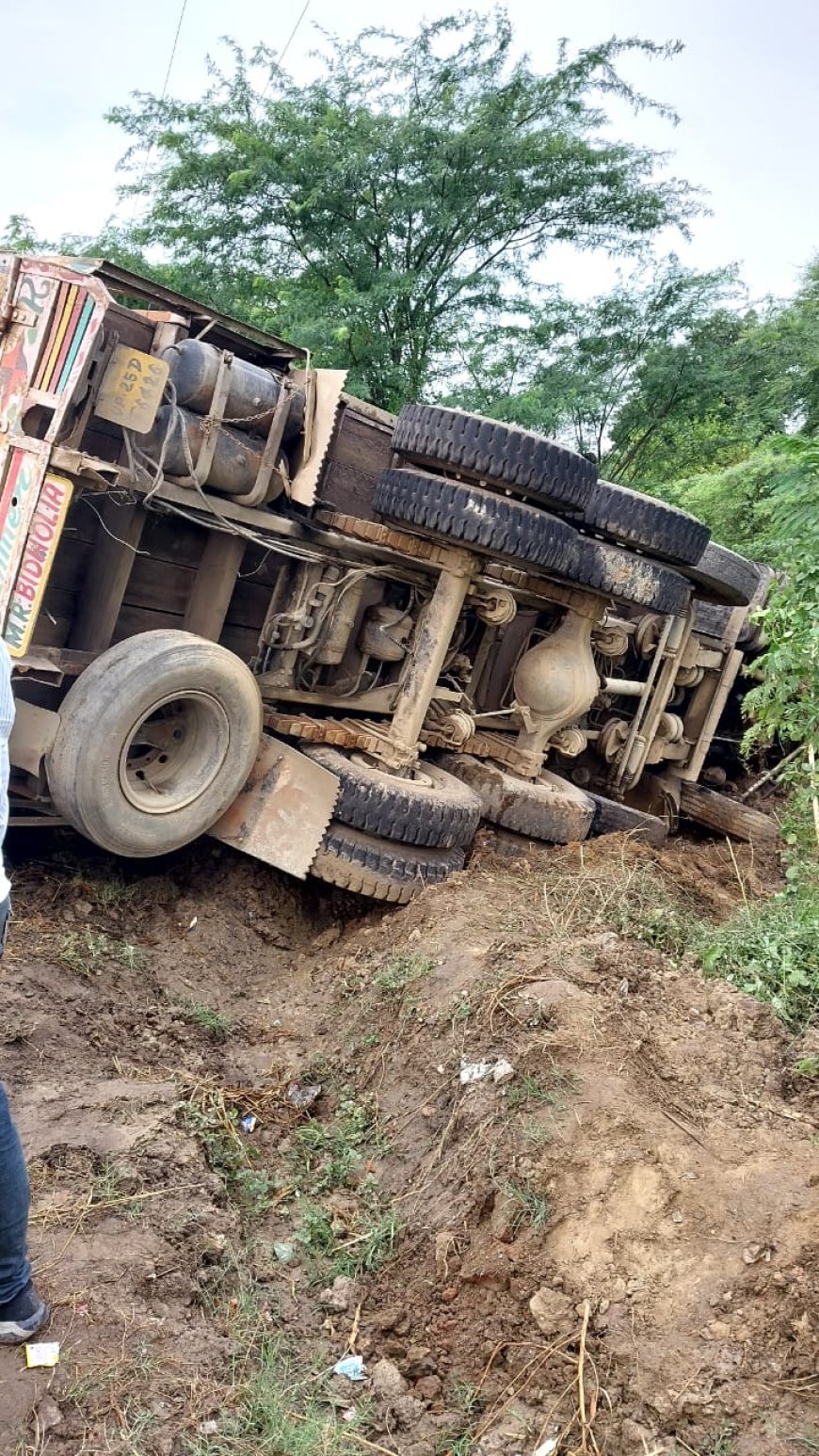 गेहूं से भरा ट्रक अनियंत्रित होकर सड़क के किनारे खाई में पलटा, चालक व क्लीनर घायल