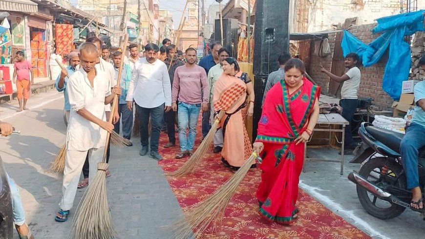 दंडोती परिक्रमा के लिए सभासदों ने घंटाघर की बल्लिया हटा कराई सफाई, मंदिर तक बिछाया मेट