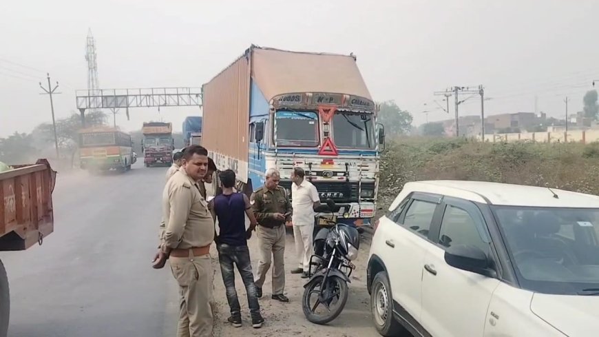 अनियंत्रित ट्रक की टक्कर से कार क्षतिग्रस्त