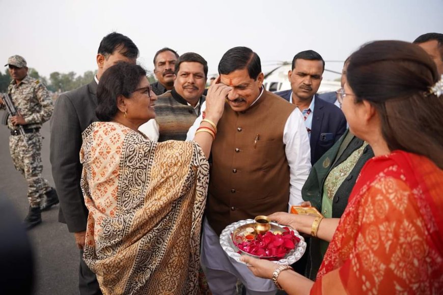 विकसित भारत संकल्प यात्रा के शुभारंभ कार्यक्रम में सम्मिलित होने उज्जैन पहुंचे मुख्यमंत्री डॉ. मोहन यादव