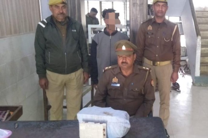 थाना हाथरस जंक्शन पुलिस द्वारा एकअभियुक्त को तीस क्शवार्टर अवैध देशी शराब सहित किया गिरफ्तार