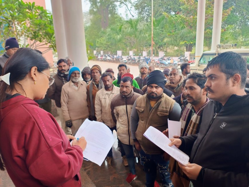 एकता ट्रक यूनियन गुना के बैनर तले हिट एंड रन के नए कानून को काला कानून बताते हुए ड्राइवरों ने आज राष्ट्रपति के नाम संबोधित ज्ञापन कलेक्टर को सौंपा