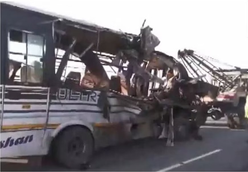 असम के डेरागांव में भीषण हादसा, ट्रक से भिड़ी बस, 14 लोगों की मौत