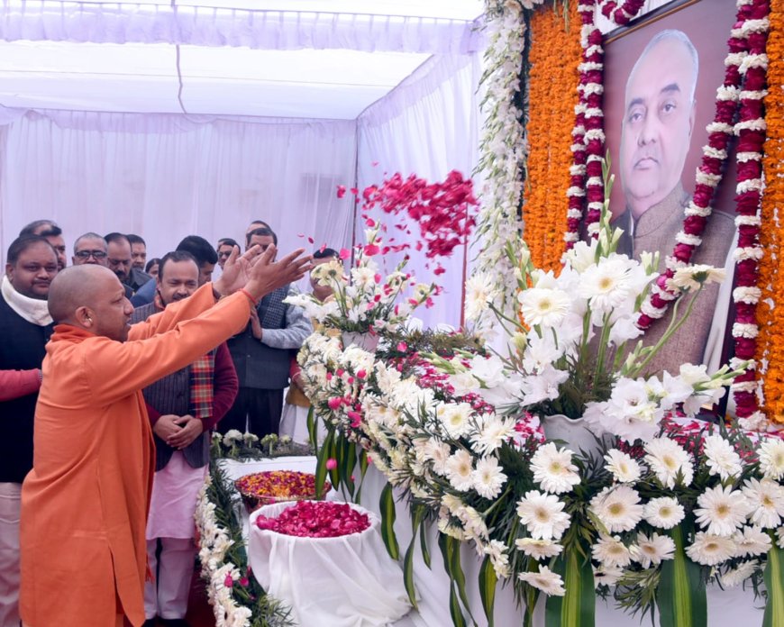 मुख्यमंत्री योगी आदित्यनाथ बुधवार को दिवंगत भाजपा विधायक मानवेंद्र सिंह को श्रद्धांजलि देने उनके पैतृक गांव ढकिया परवेजपुर पहुंचे