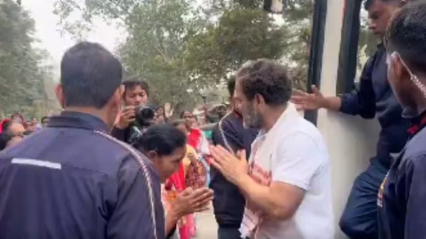 सरकारी फॉर्म के लिए कतार में खड़ी थीं महिलाएं, राहुल गांधी को देखते ही लाइन छोड़कर मिलने पहुंचीं