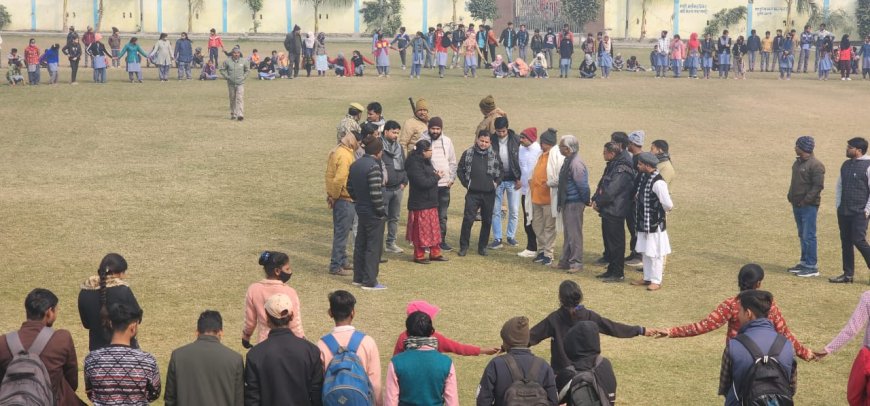 अंबेडकर पार्क में सुभाष जयंती पर स्कूली बच्चों ने मानव श्रृंखला बनाई