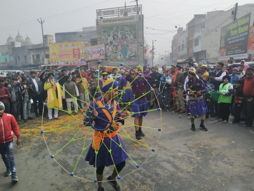 पुलिस अधीक्षक श्री निपुण अग्रवाल द्वारा थाना हाथरस गेट क्षेत्रान्तर्गत स्थित गुरूद्वारा गुरुनानक दरबार से निकाली जा रही 25 वीं भव्य विशाल नगर कीर्तन की यात्रा