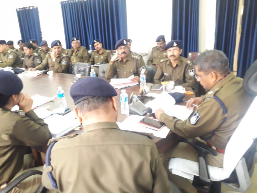 अपराध समीक्षा मीटिंग लेकर गुना जिले के पुलिस अधिकारियों को पुलिस अधीक्षक ने दिए निर्देश