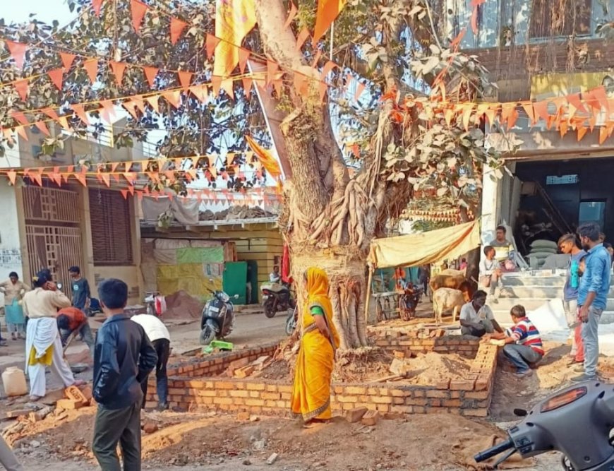 जैन मंदिर के सामने पार्क की जमीन पर कब्जा कर शुरू हुआ अवैध निर्माण, बढ़ा तनाव