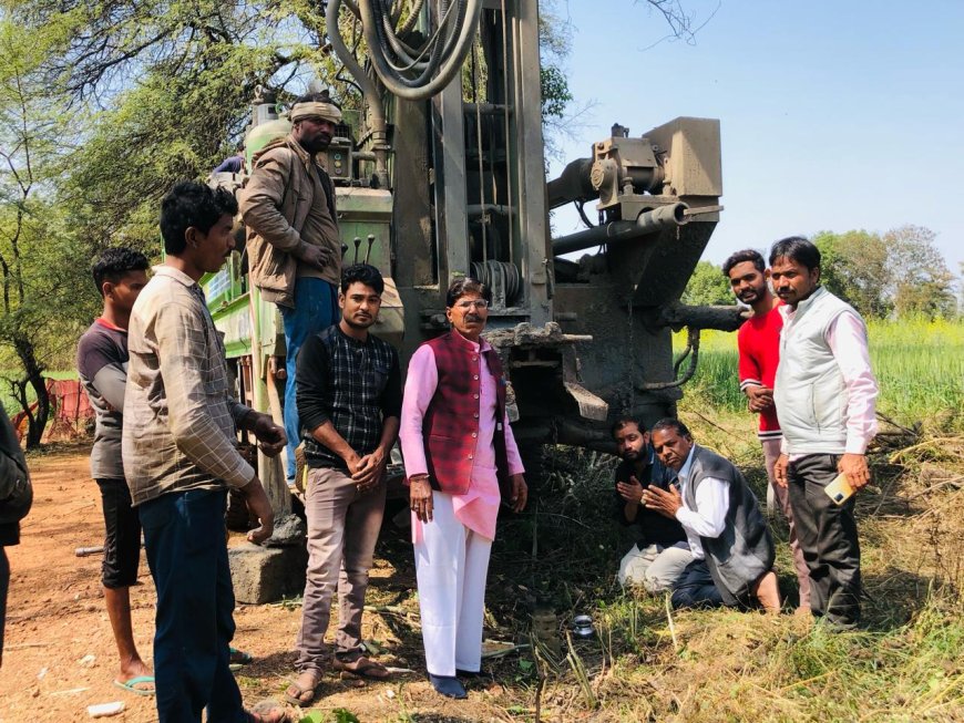 नगर में पे की समस्या विकराल रूप रखने के पूर्व हैंडपंप और बोरिंग की खुदाई होने लगी हैं