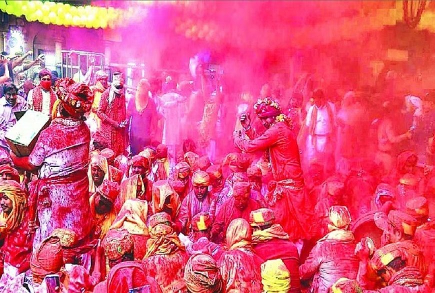 वृंदावन के मंदिरों में छाए गुलाल के बादल, बरस रहा टेसू का रंग