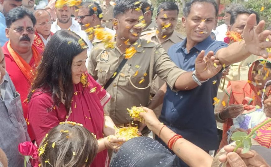 सुलतानपुर- सांसद नहीं सेवक के रुप में करती हूं जनता का काम : मेनका गांधी