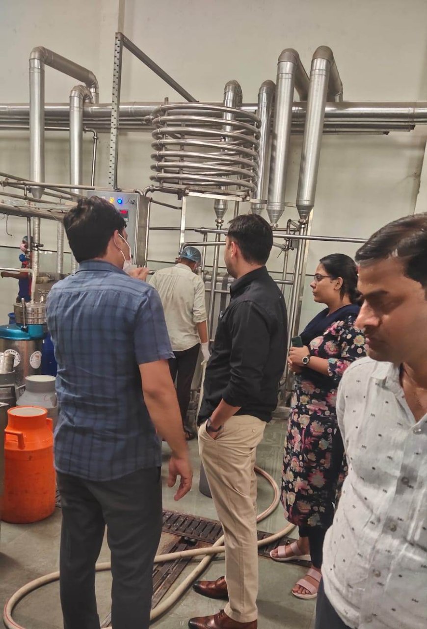श्रीराम इंडस्ट्रीज डेरी यूनिट का निरीक्षण: दूध, मावा, पनीर और घी के लिए सैंपल
