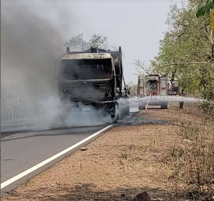 धू-धू कर जला ट्रक, ड्राइवर और कंडक्टर ने ट्रक से कूदकर बचाई अपनी जान