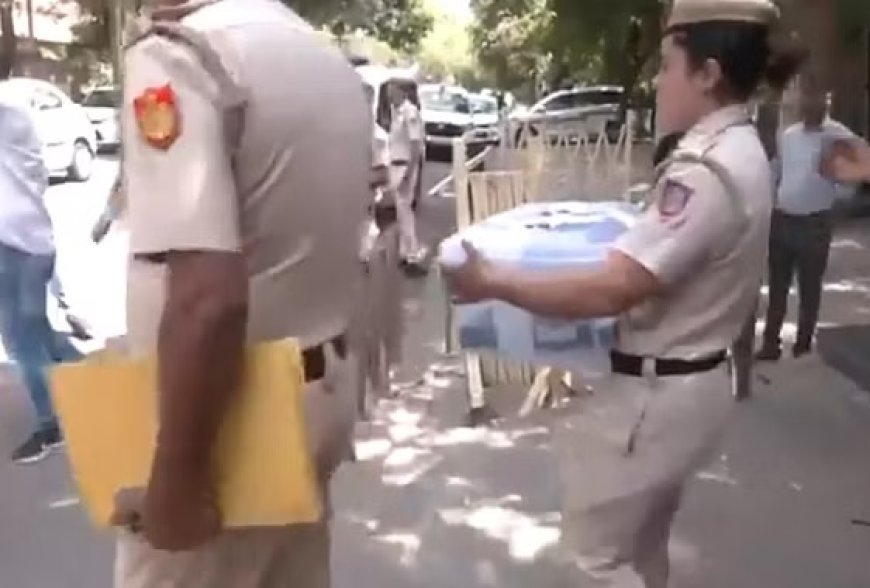 सीएम केजरीवाल के घर से बाहर निकली दिल्ली पुलिस, CCTV का DVR जब्त कर ले गई टीम