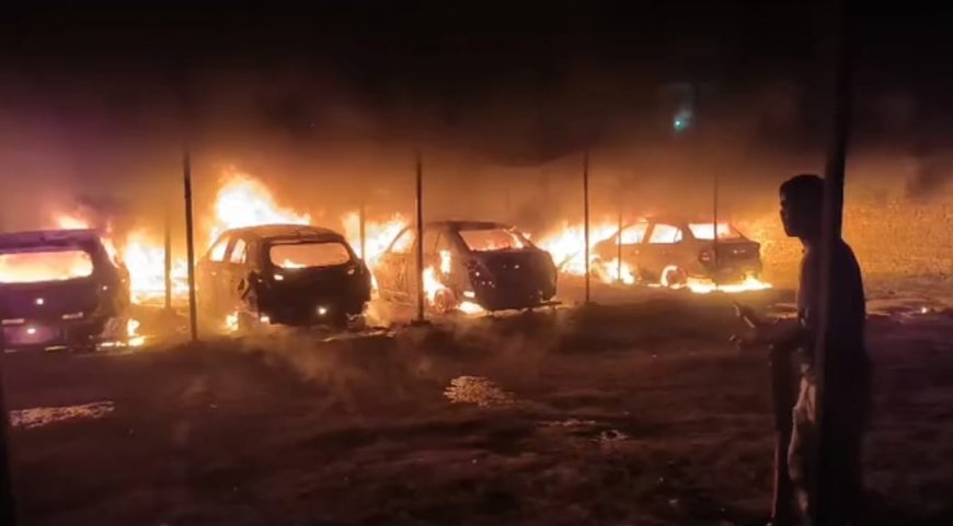 अज्ञात कारणों से कार वर्कशॉप में लगी आग, चार लग्जरी कार जलकर हुई खाक