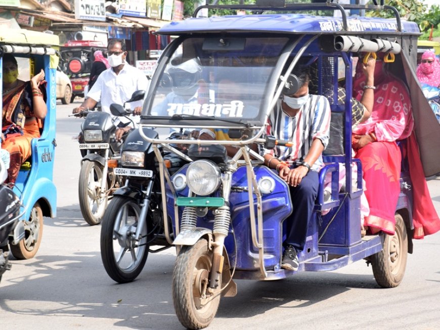 मनमानी: यातायात नियमों को नहीं मान रहे ई रिक्शा चालक