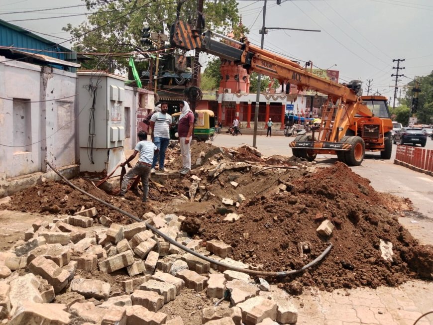 हनुमान चौराहे पर कोर्ट की तरफ का कैमरा का पोल तथा डीपी शिफ्ट कर लेफ्ट टर्न का किया गया चौड़ीकरण