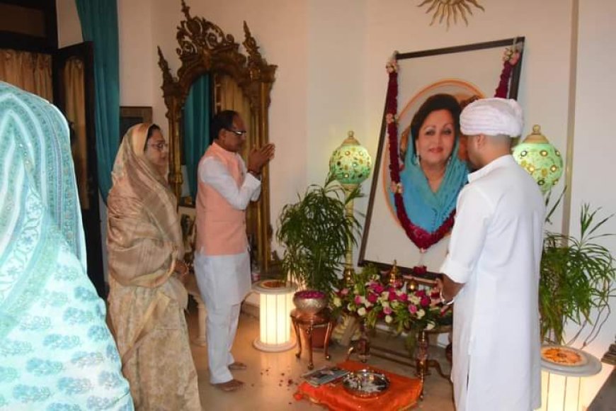 शिवराज सिंह चौहान ने श्रद्धा से अर्पित किया आदर, ग्वालियर में राजमाता माधवी राजे सिंधिया के चरणों में पहुंचे