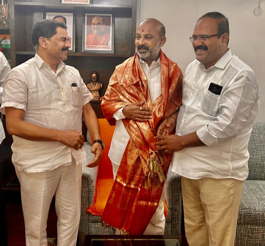 Nemalikonda Venumadhav honored the  forthcoming Union Minister Bandi Sanjay