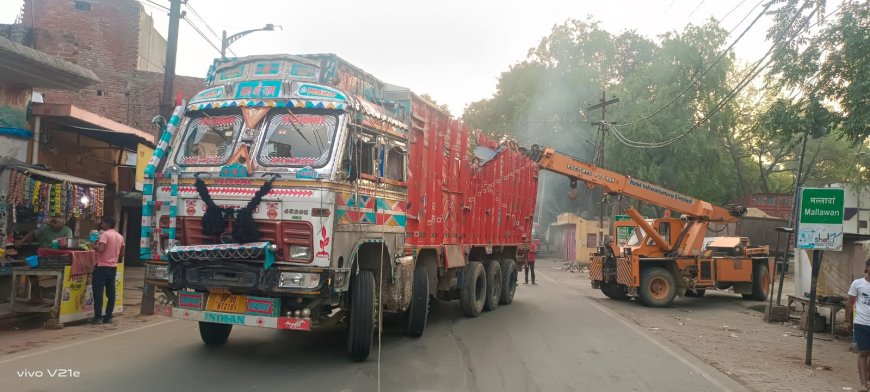 मल्लावां में बालू भरा ट्रक पलटा, एक ही परिवार के 8 लोगों की मौत